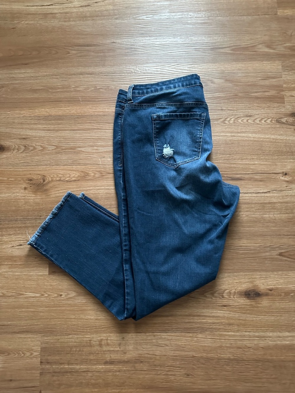 crown & ivy Dark Blue Distressed Girlfriend Ankle Jeans EUC 18WR - Picture 2 of 6